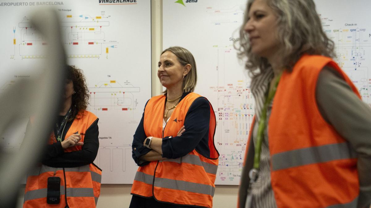 La consellera Eva Menor, en el centro.