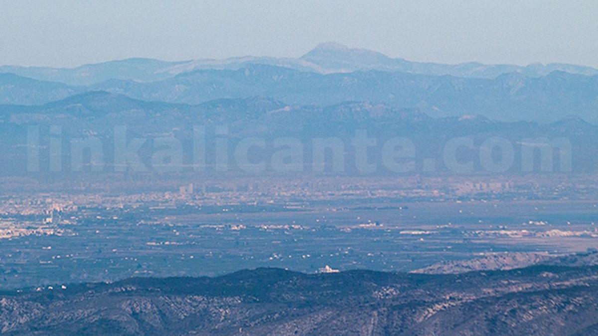 Penyagolosa visto desde el alto de Benicadell, en Alicante