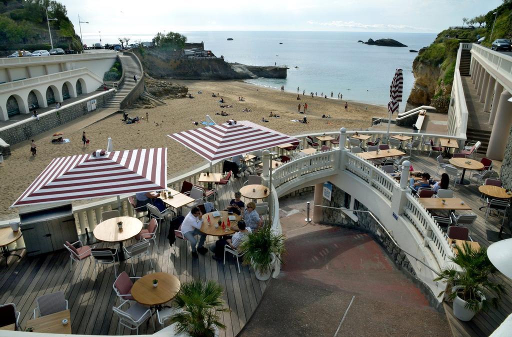 Terraza sobre la playa del Puerto Viejo.