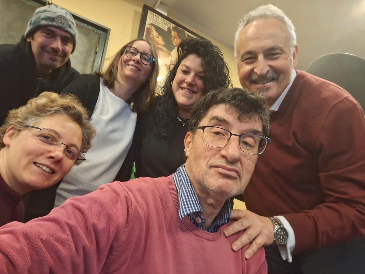 Equipo actual del Teatro; al fondo, por la izquierda, Javier Pérez, Lucía González, María Viña y Alain Fernández; en primer término, Ana Rebón y Juan Fernández