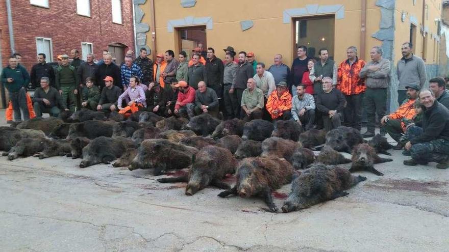 Cazadores de &quot;la cuadrilla&quot; de Benavente en una montería organizada en Villaferrueña en noviembre.