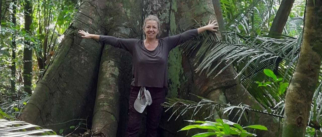 Yana Marull davant d'un arbre de grans dimensions durant un dels seus viatges a l'Amazònia.