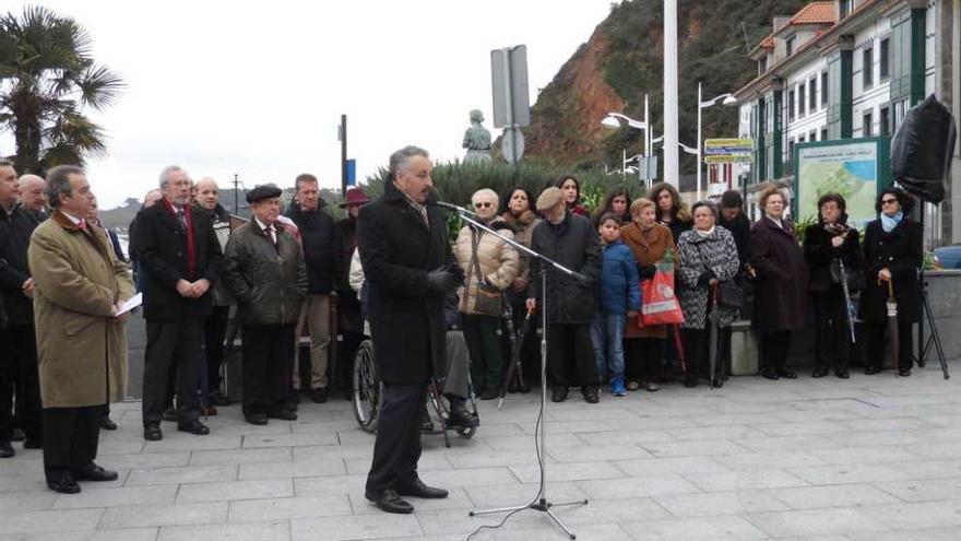 Alain Fernández, en representación de la familia, hablando durante el homenaje.