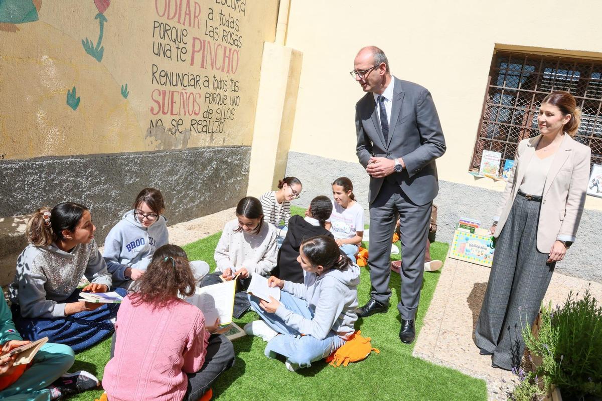 Víctor Marín y Rosa Medina charlan con varias alumnas del CEIP 'Casa del Niño' durante su visita de este martes.