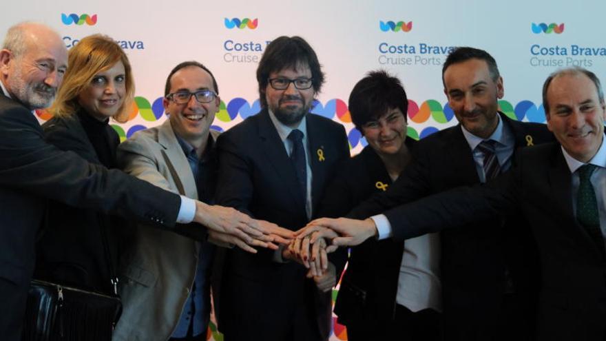 Foto de família de les autoritats que han presentat la temporada de creuers de la Costa Brava