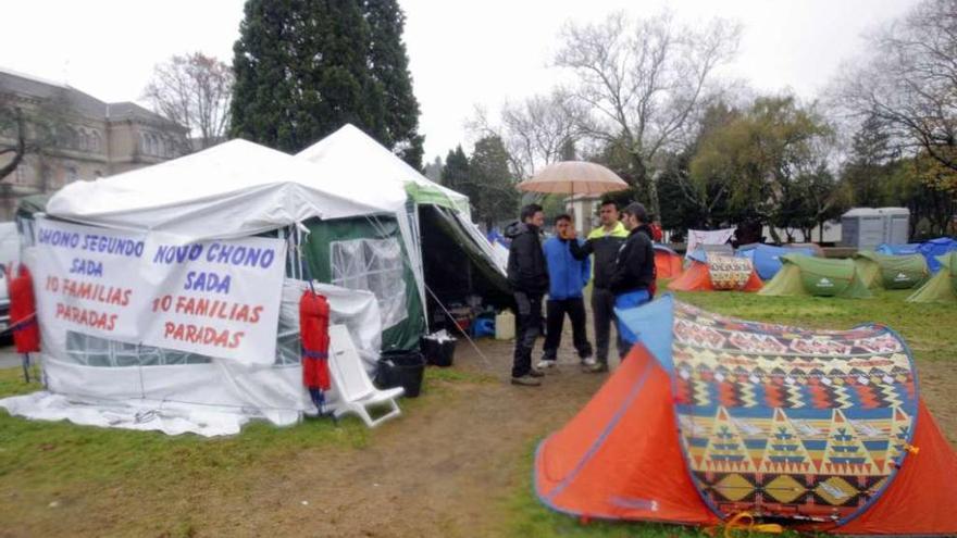 Marineros de cerco en la acampada que mantienen frente a la sede de la Xunta en Santiago