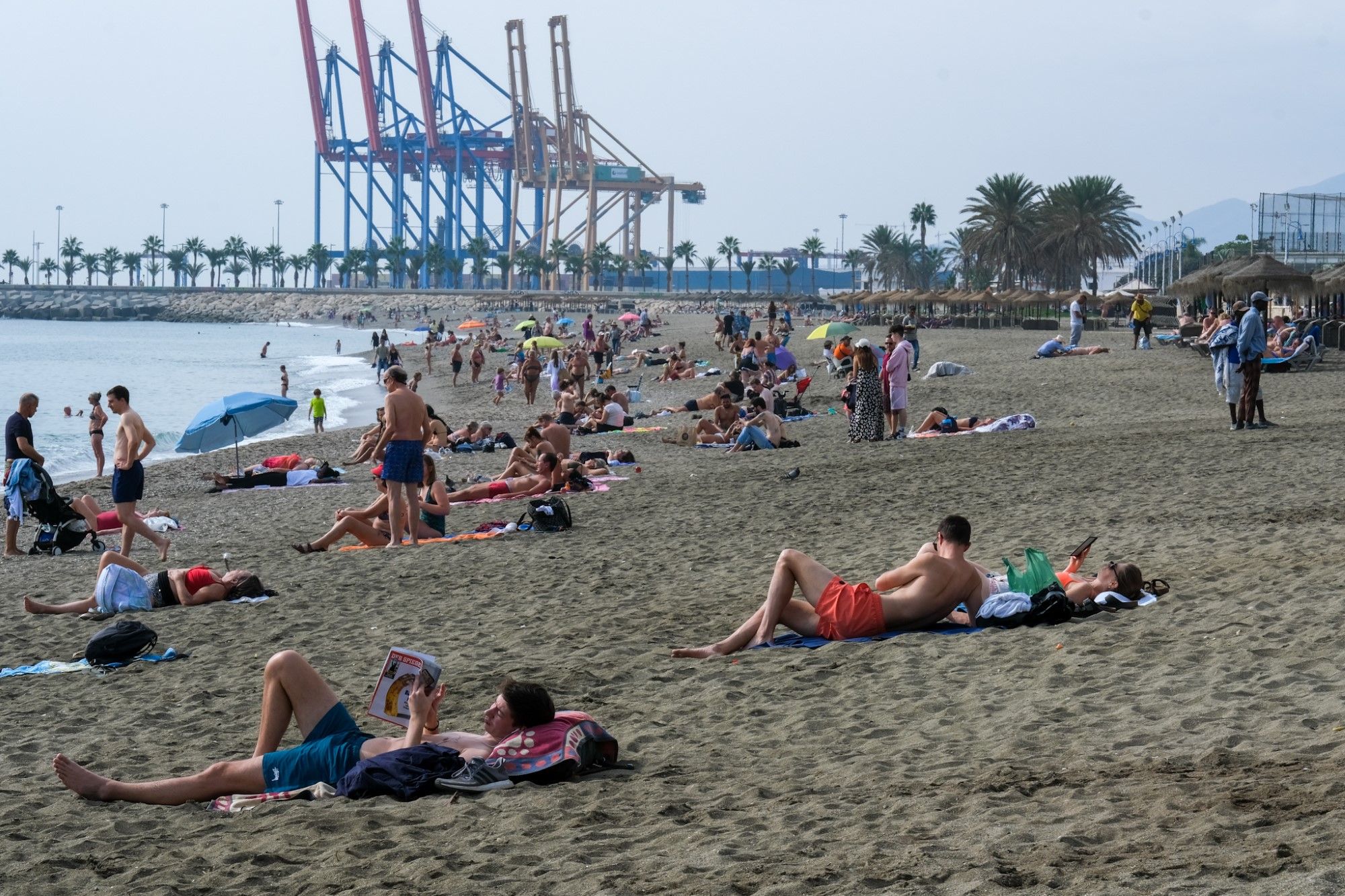 Inusual inicio del puente de Todos los Santos en la playa en Málaga