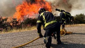 Incendio en la N120 en A Cañiza (Pontevedra), el pasado domingo.