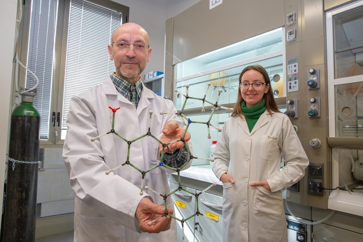 Francisco Alonso y Teresa Antón-Cánovas, con una reproducción molecular en su laboratorio del Instituto de Síntesis Orgánica de la UA