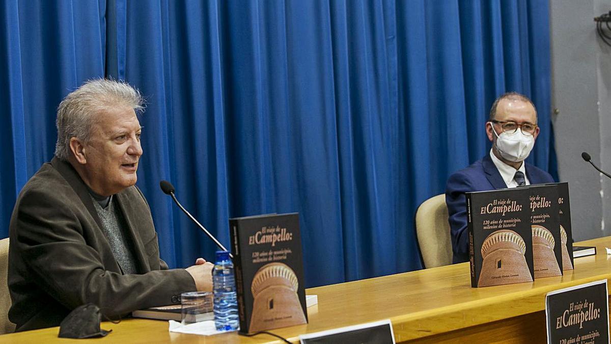 El investigador Gerardo Muñoz y el alcalde Juanjo Berenguer durante la presentación del libro.