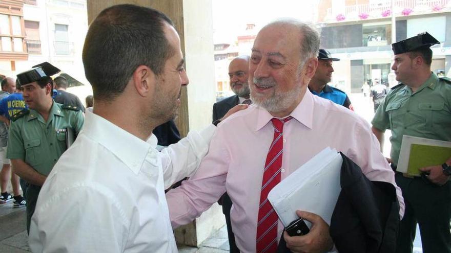 Ángel García, a la izquierda, recibe a Gabino de Lorenzo, ayer, a las puertas del Ayuntamiento de Siero.