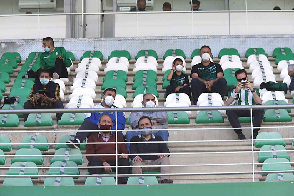 Aficionados asistentes al encuentro Córdoba CF-Balompédica Linense