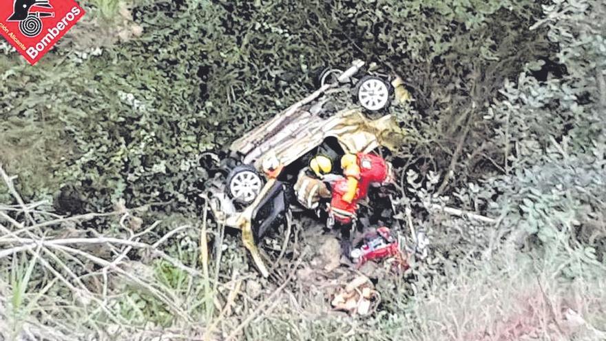 Fallece al caer con su coche a un barranco y lo hallan un día después