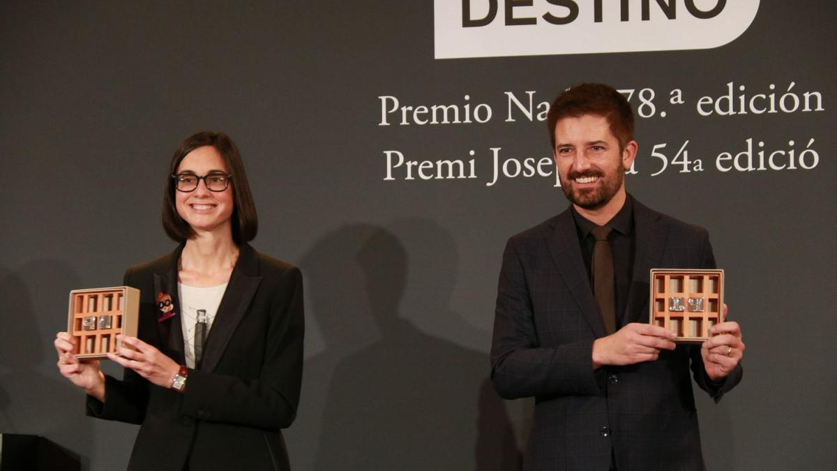 Inés Martín i Toni Cruanyes ahir al vespre amb els seus respctius premis a l’Hotel Palace de Barcelona.  | ALBERT CADANET/ACN