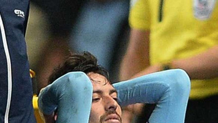 David Silva abandona el campo en camilla. // Reuters