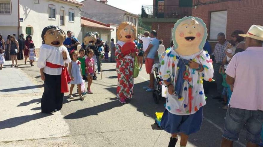 Desfile de cabezudos, ayer por la mañana tras la misa de la juventud en Olmillos de Valverde.