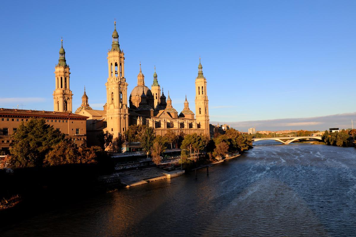 La basílica de Nuestra Señora del Pilar contempla el río Ebro.