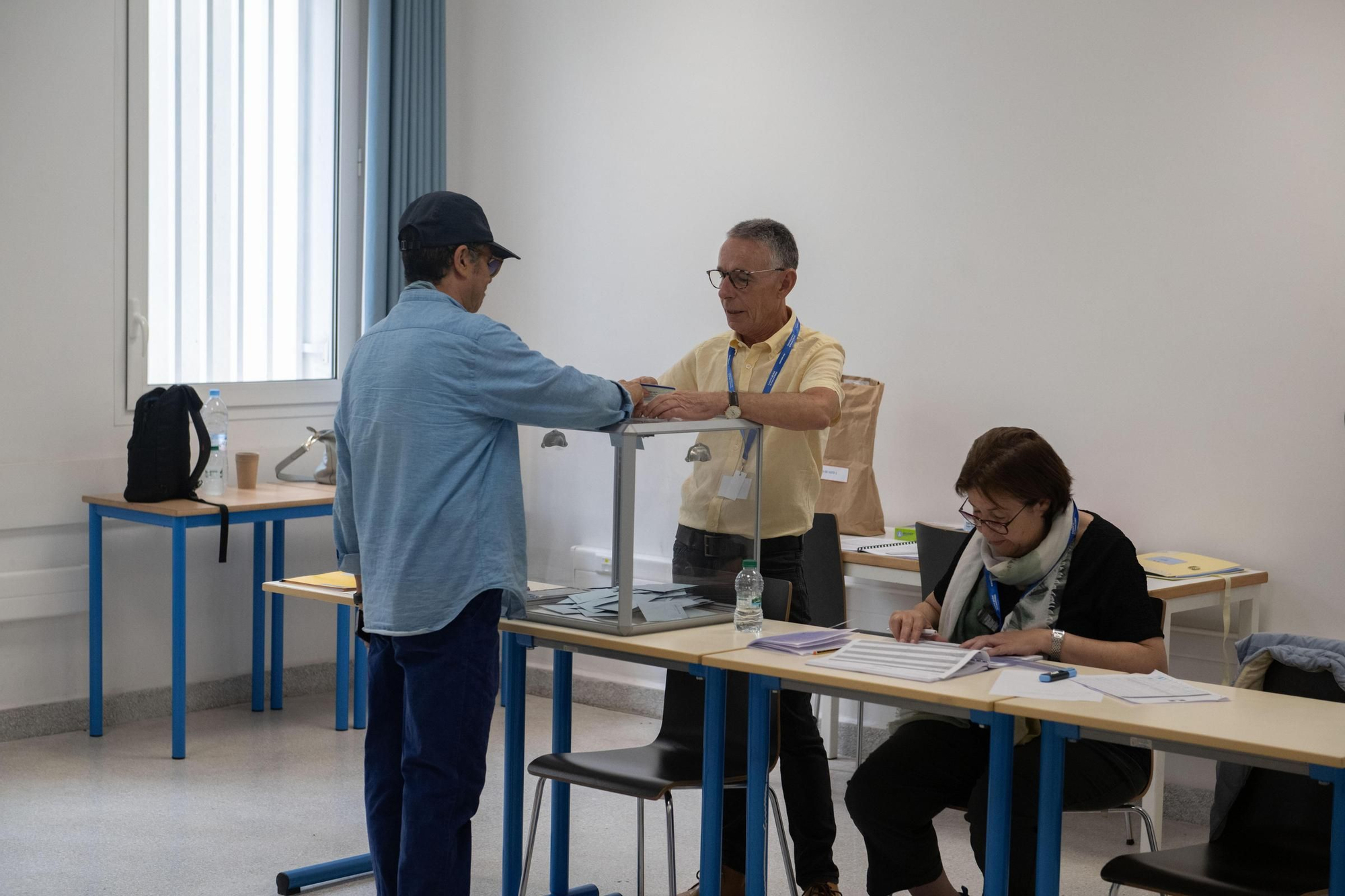 French citizens in Morocco vote in the second round of the parliamentary elections