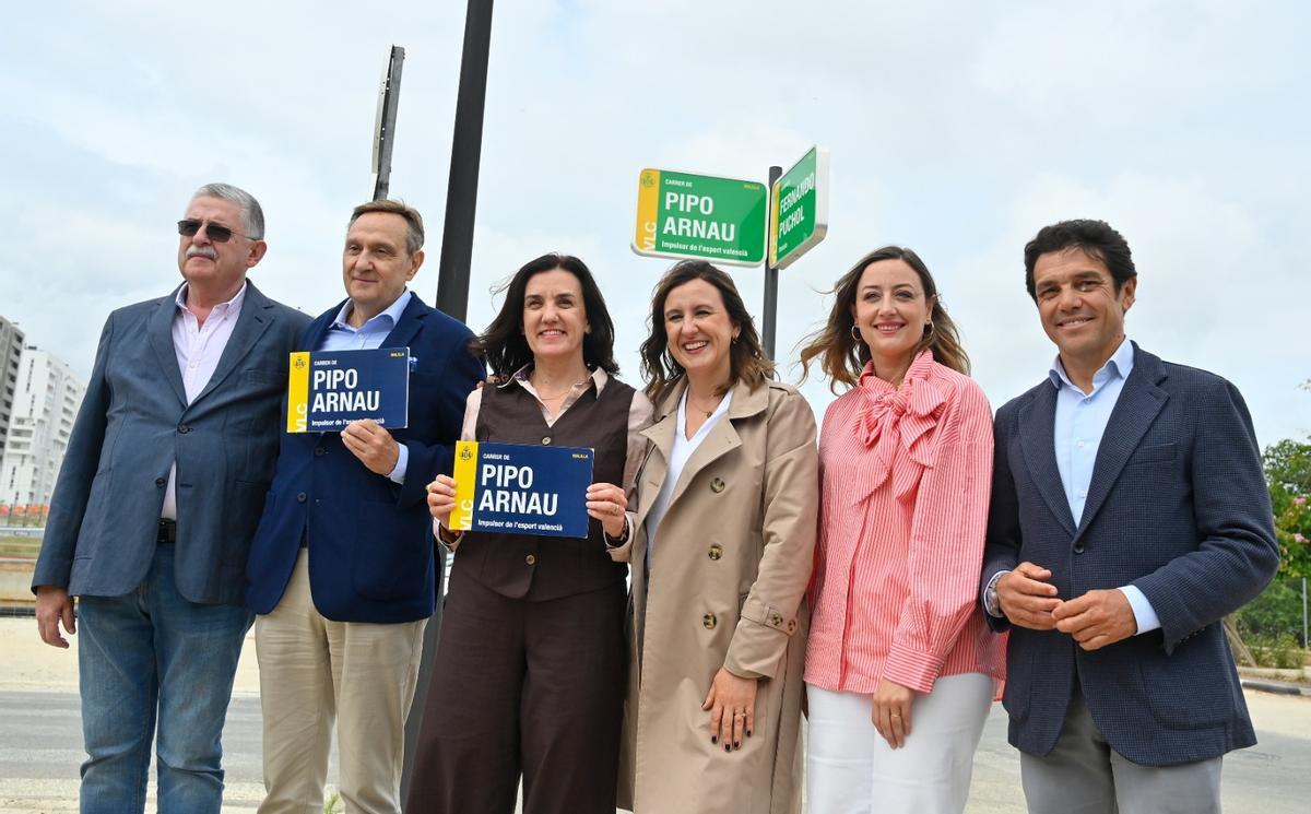 Las autoridades municipales en la imauguración de la calle dedicada a Pipo Arnau