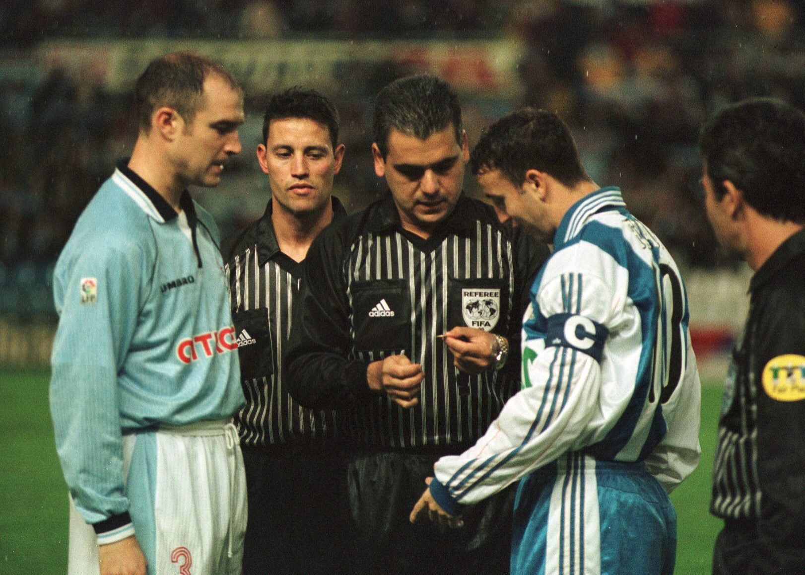 BERGES 20-01-99 Cameselle En el sorteo de campo ante el Deportivo en 1.8 de copa, ejerciendo de capit�n.jpg