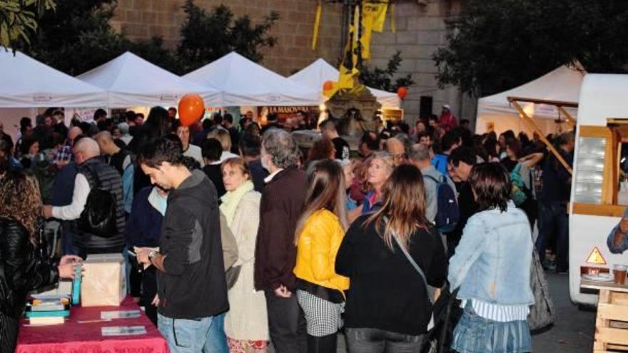 La plaça de Palau del Bisbe s&#039;omple  de participants al primer Solsbirra Fest