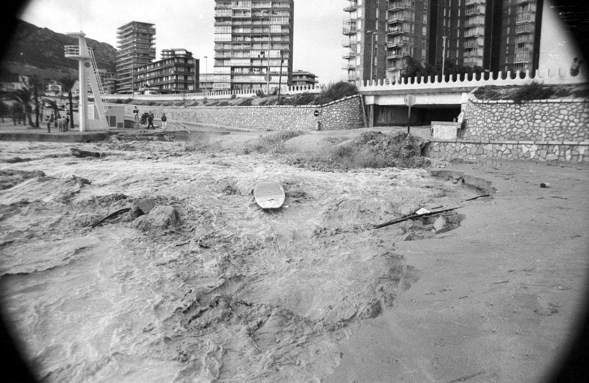 La playa de la Albufereta en la riada de 1987.