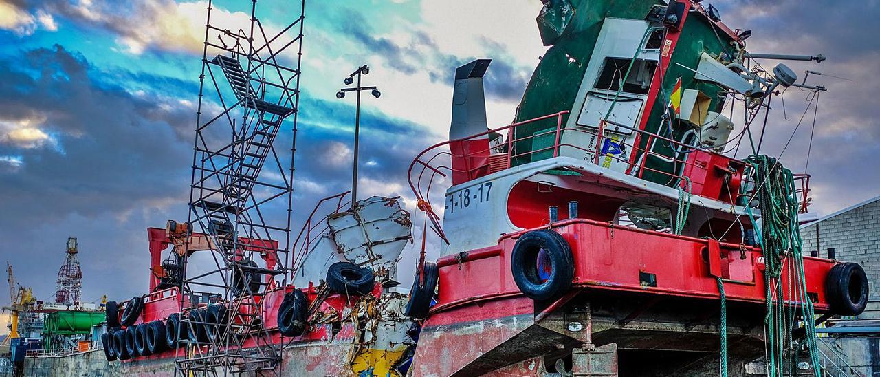 El ‘Trames Uno’, en el Puerto de La Luz tras el abordaje del ‘Alborán’.