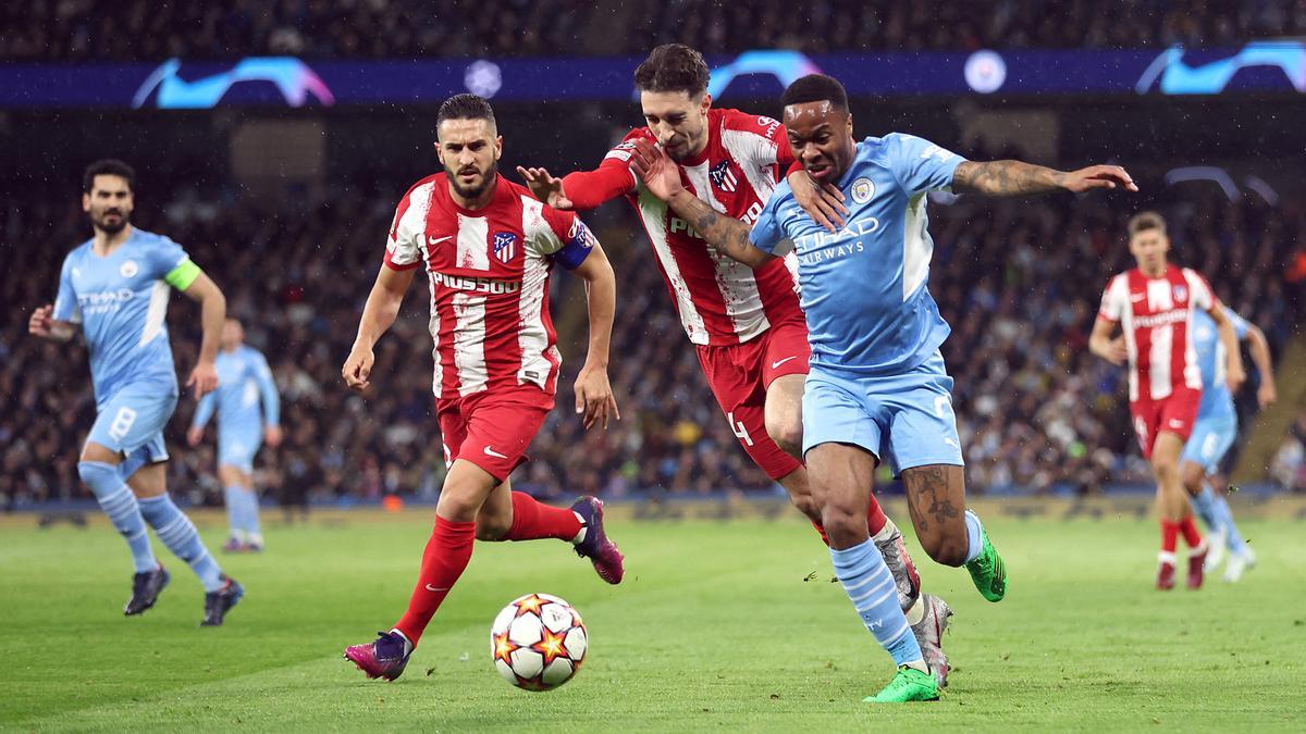 Koke y Vrsaljko, ante Sterling en una acción del Manchester City - Atlético.