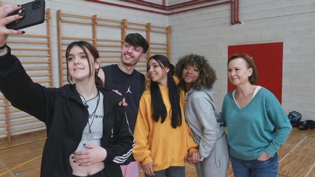 Tres estudantes, xunto coa profesora de música Gemma Domínguez, e o bailarín Artur Puga.   | // IÑAKI OSORIO
