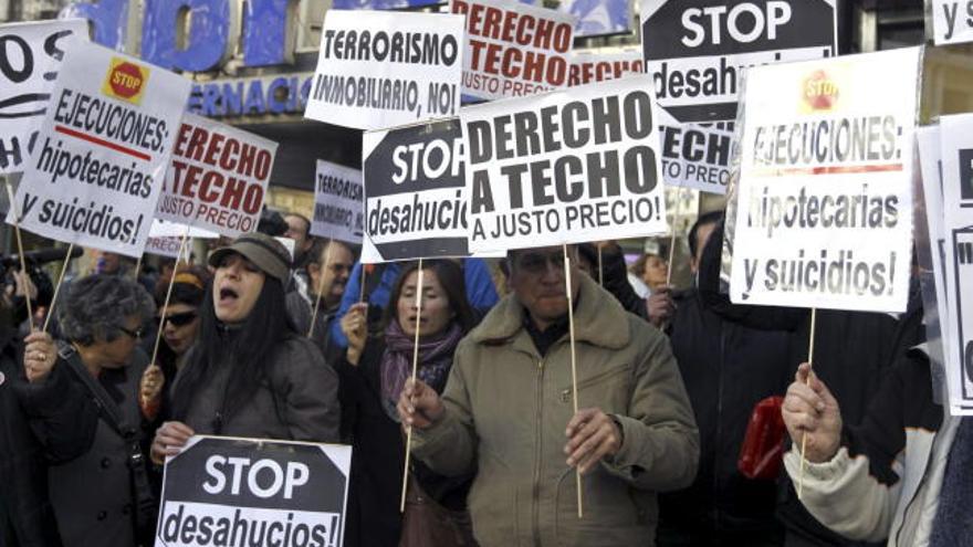 La Plataforma de Afectados por la Hipoteca realiza una protesta ante las sede del PP en Madrid.