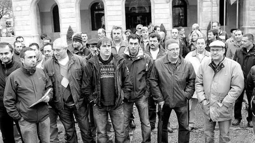 Los trabajadores de EMTUSA, durante su protesta en la plaza Mayor.