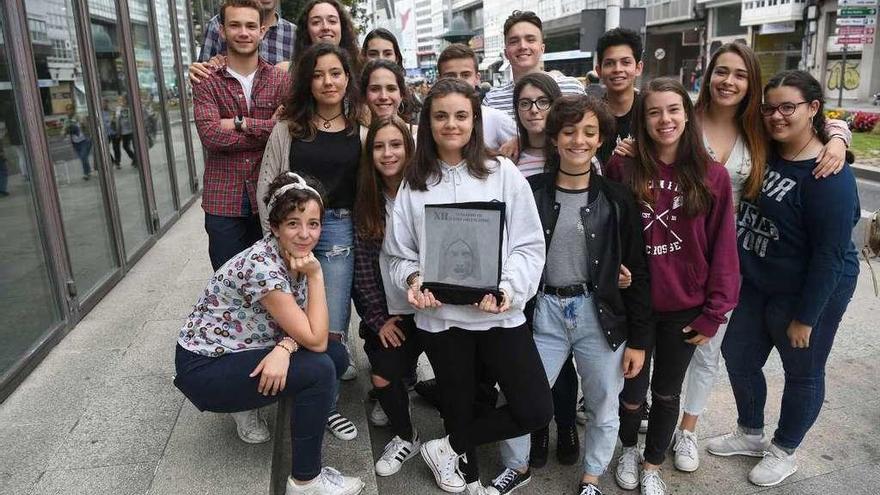 Los miembros de Noite Bohemia posan con el premio que ganaron en el Concurso de Teatro Clásico.