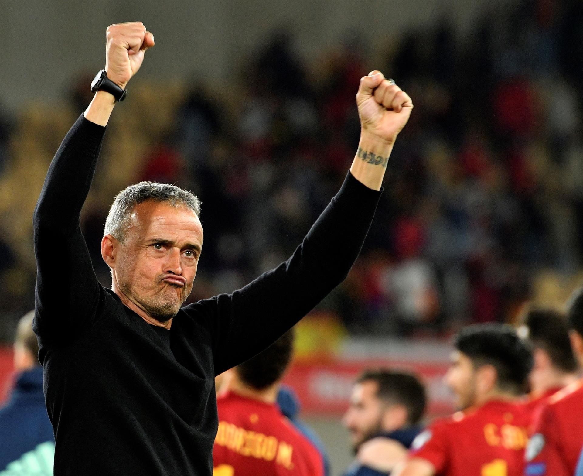 Luis Enrique celebra la victoria de la Selección Española de Fútbol ante Suecia tras el partido de la fase de clasificación del Mundial de Catar 2022 en el estadio de La Cartuja, en Sevilla.