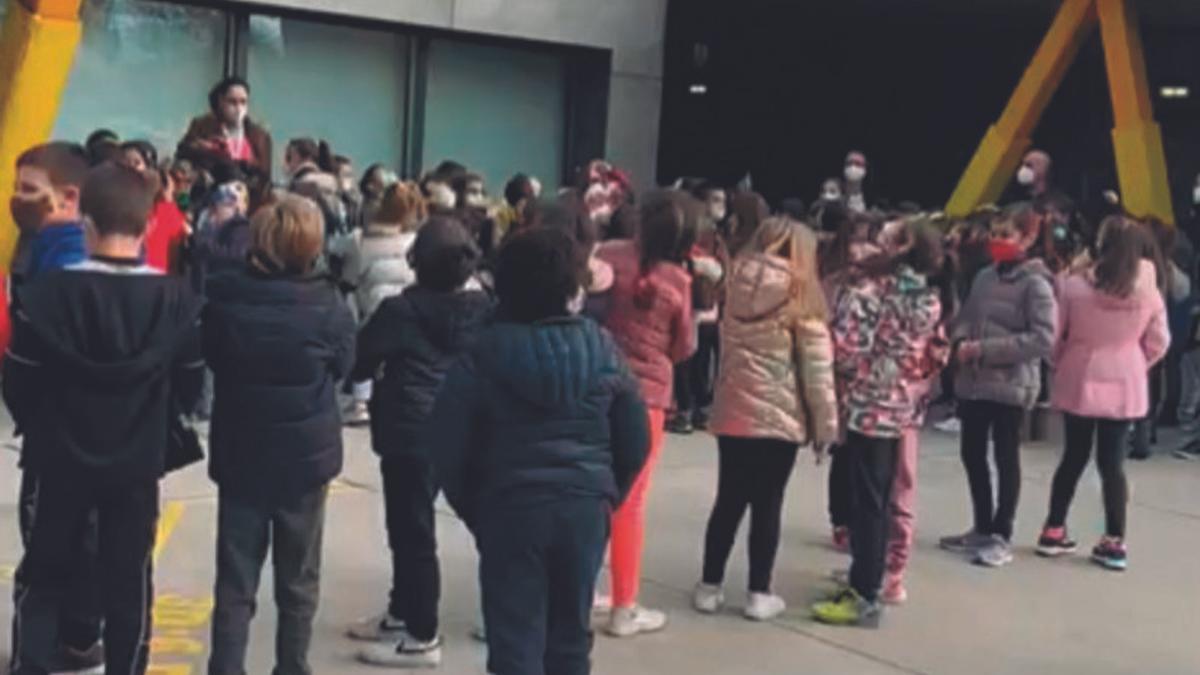 Alumnos del colegio Carmen Ruiz-Tilve, donde acude Ángel, mellizo de Lucía, durante el homenaje.