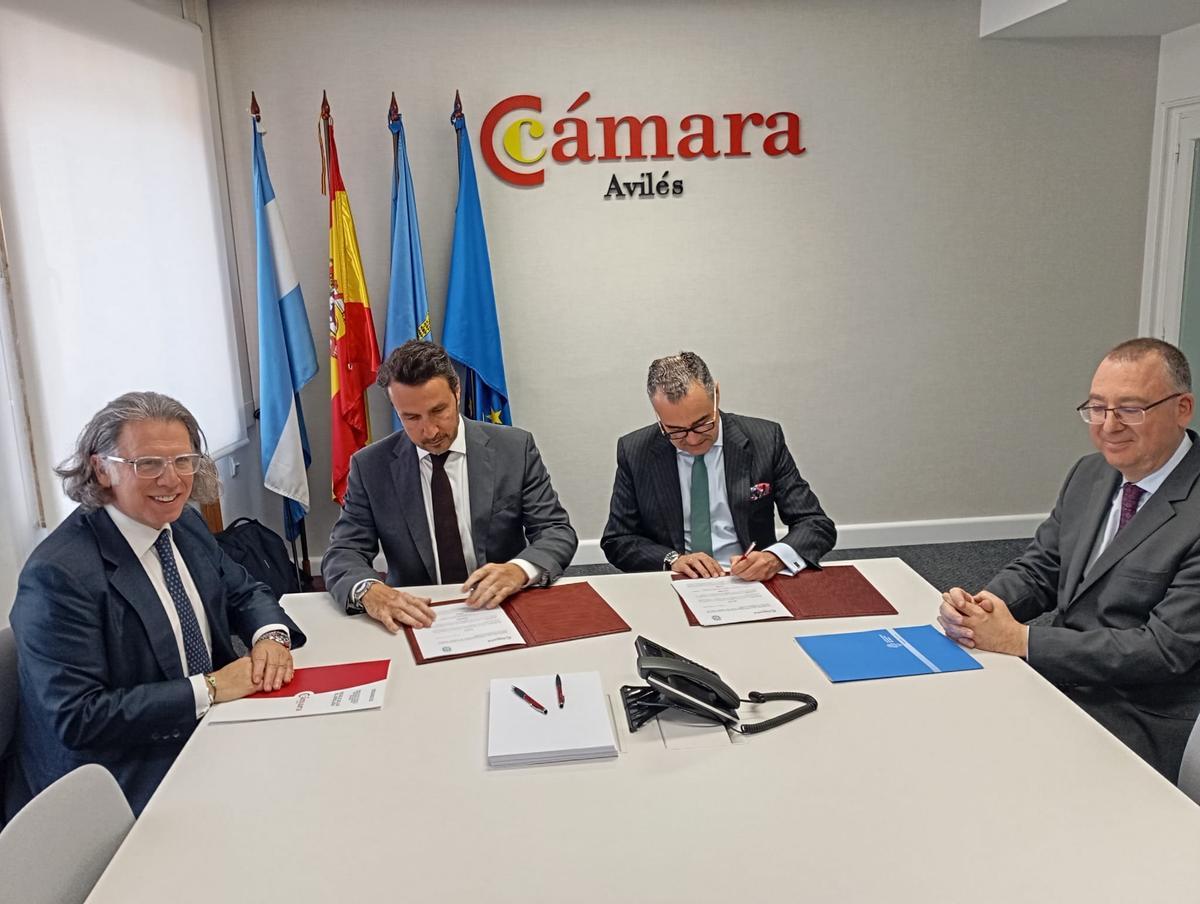 Por la izquierda, Alfredo Fernández (vicepresidente de la Cámara de Avilés), Daniel González (presidente de la Cámara), Antonio González-Busto  (decano del Colegio de Abogados de Oviedo) y Pedro Paulino Sánchez (secretario del Colegio de Abogados de Oviedo).