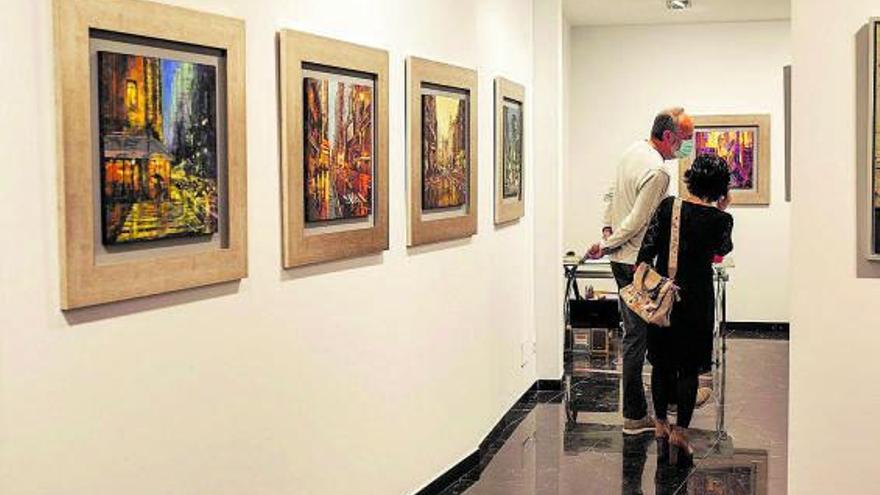Dos visitantes observan las obras de la muestra “Dos realidades”, en la galería zamorana. | Emilio Fraile