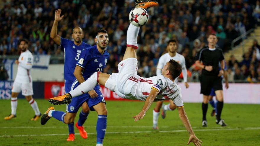 Aspas intenta una chile en un partido de España // Reuters