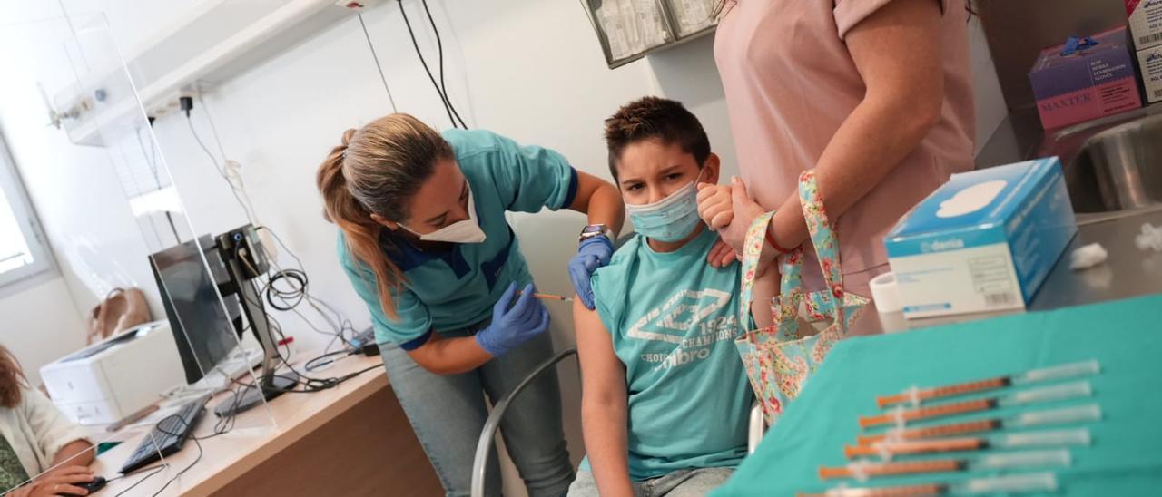 El niño José Flores, de 7 años, recibe la segunda dosis de la vacuna frente al covid.