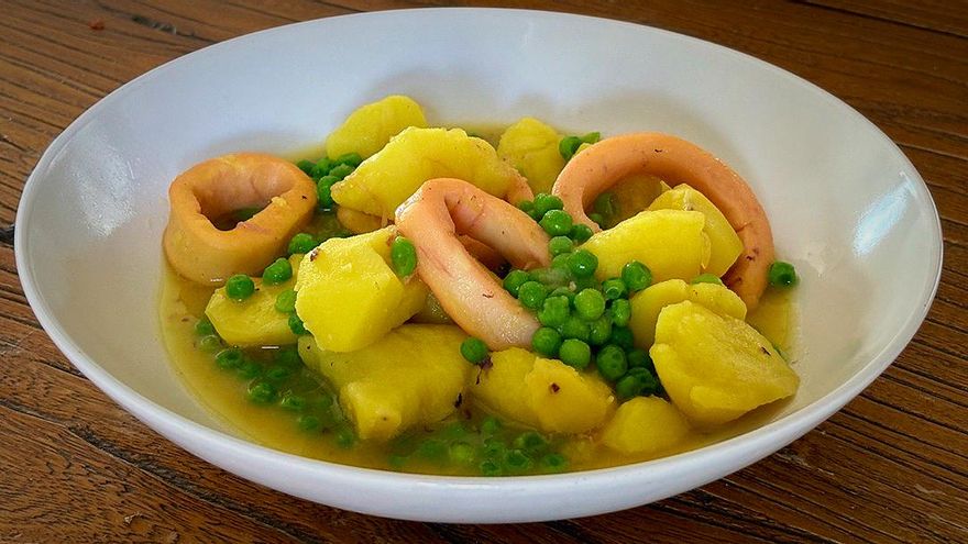 Vídeoreceta de la semana: Cazuela de calamar, papas y arvejas
