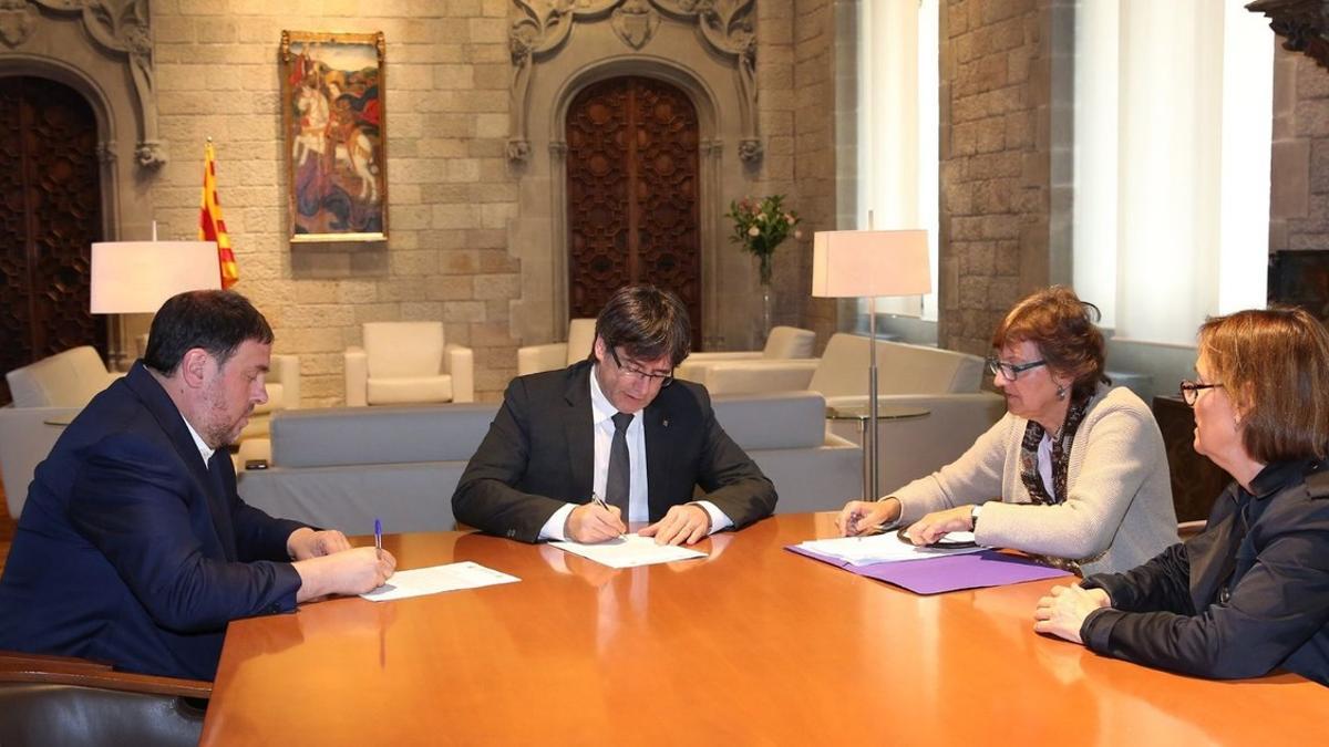 Puigdemont y Junqueras firman la quinta notificación del TSJC para que frenen el referéndum