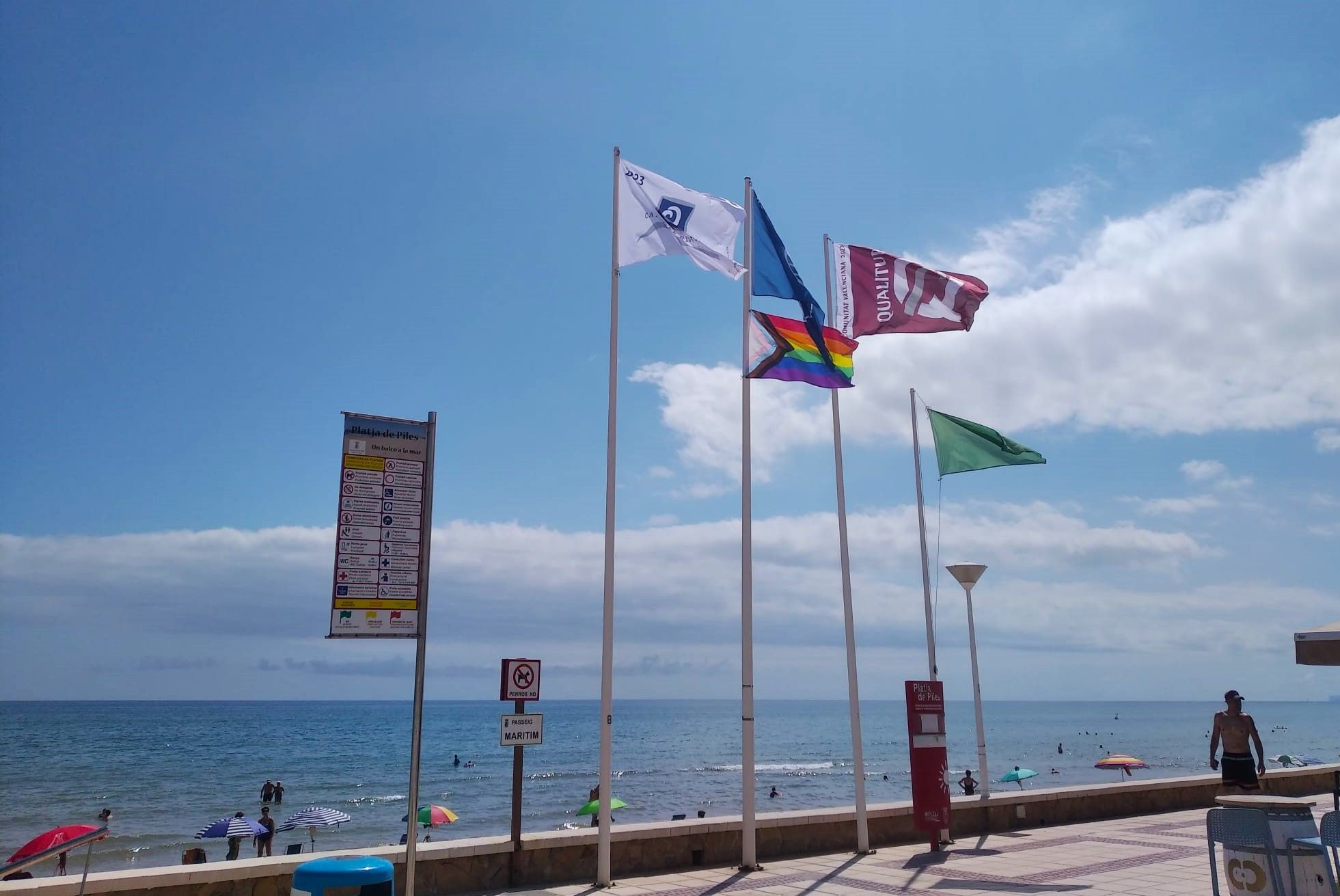 La bandera LGTBI ondea en la playa de Piles, en una imagen de archivo.