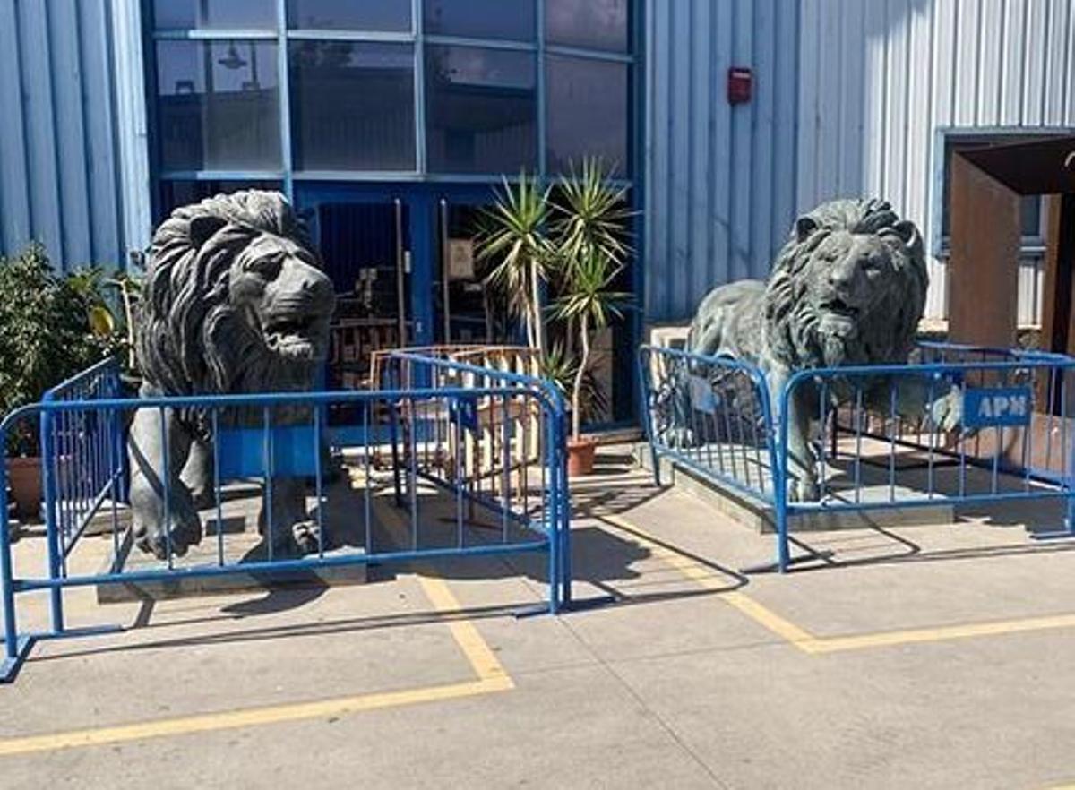 Los leones (esta vez sin caballos), aguardando en el Puerto de Málaga