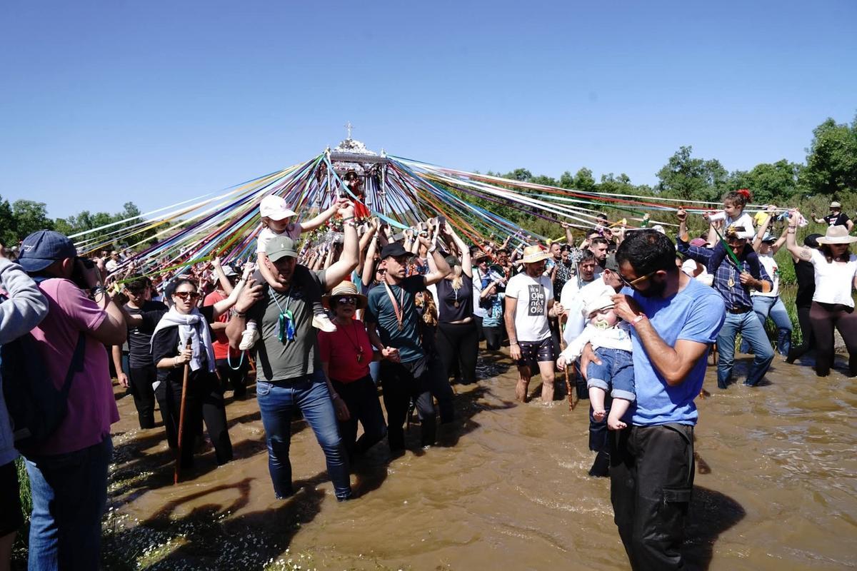 Paso del río Zújar con la Virgen a hombros en Belalcázar.