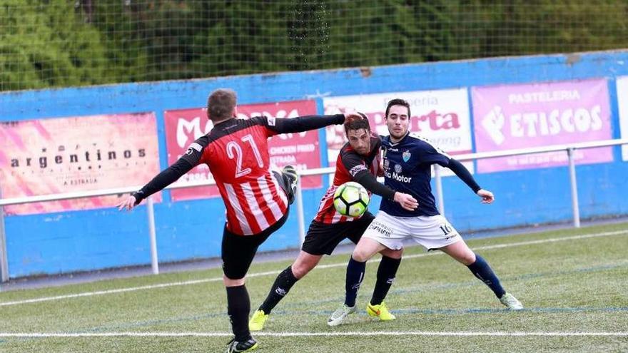 Rial, autor del primer gol del Estudiantil, pugna con dos contrarios en el partido de ayer. // Bernabé