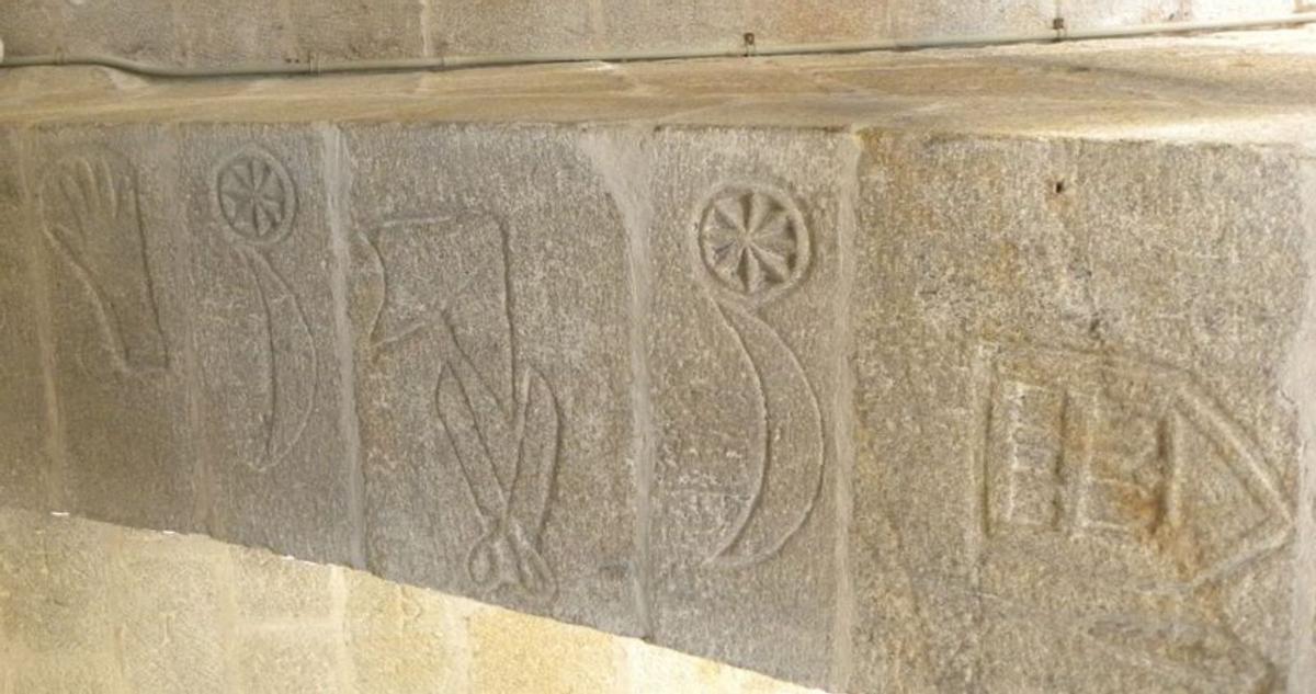 Las paredes de la iglesia de Baiona hablan