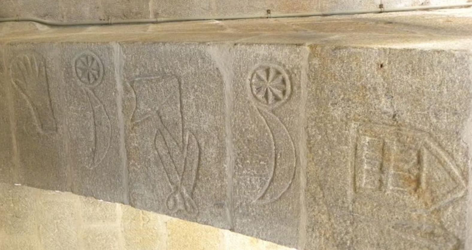Algunas de las marcas gremiales presentes en uno de los arcos del templo.