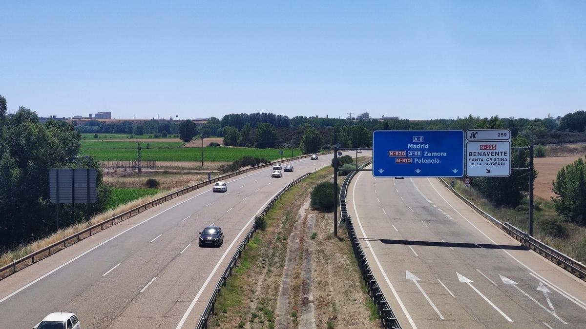 Tráfico por la autovía A-6, a su paso por Benavente.