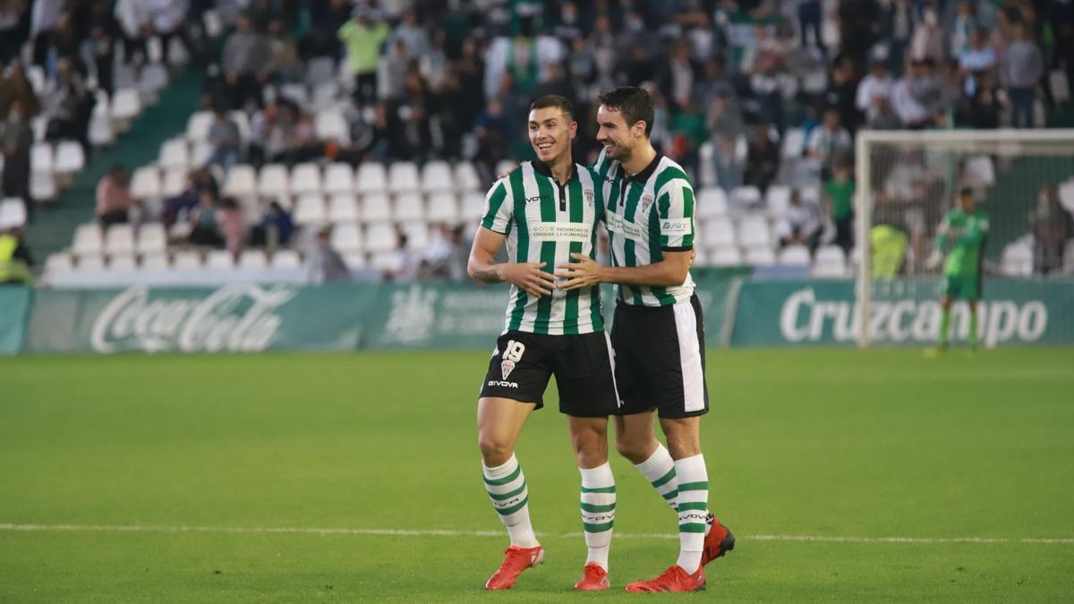 Adrián Fuentes celebra su gol con Toni Arranz.