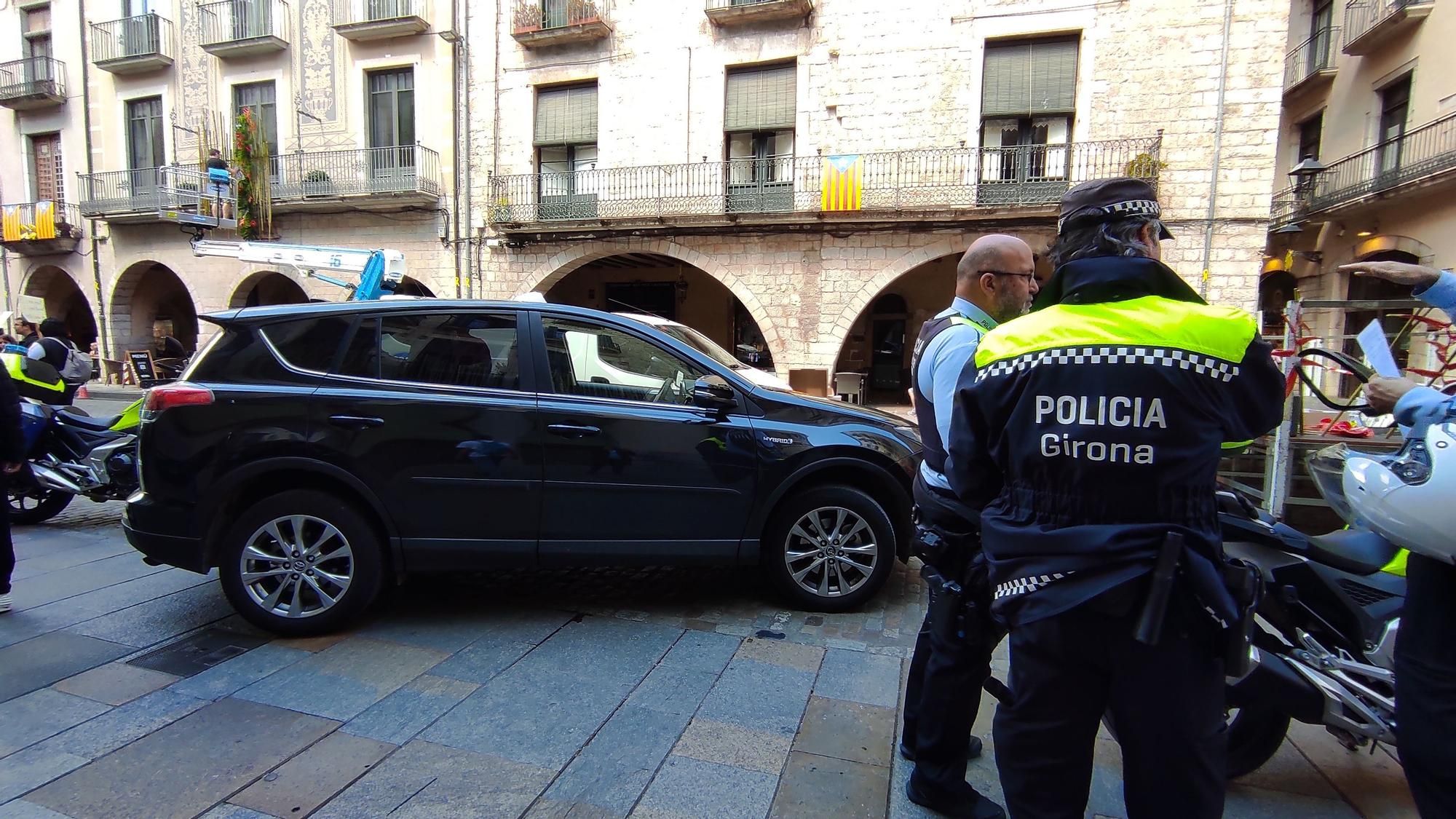 Detenido un hombre con una placa y un carné falsos de policía