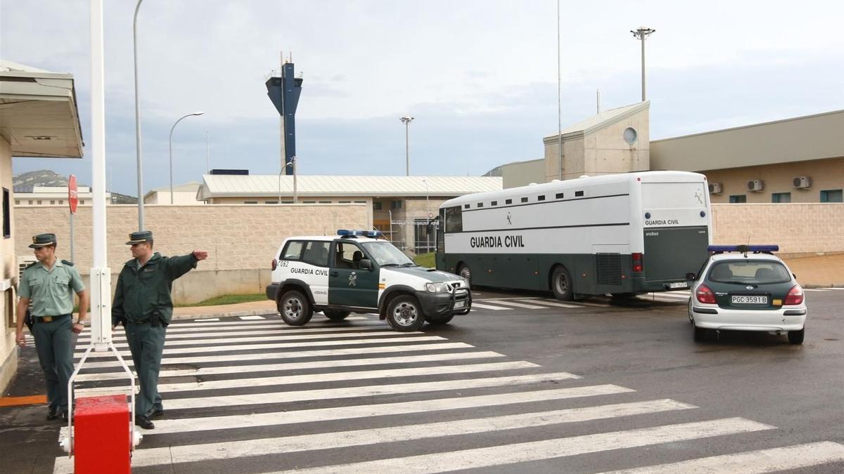 Imagen de la entrada a la cárcel de Albocàsser, custodiada por fuertes medidas de seguridad.